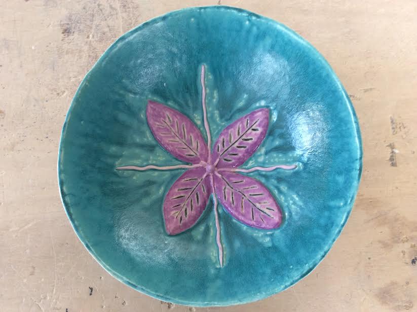 blauwe schaal met roze bloem